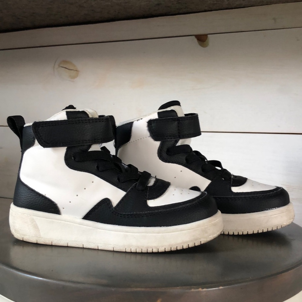 Good used condition H&M sneakers.